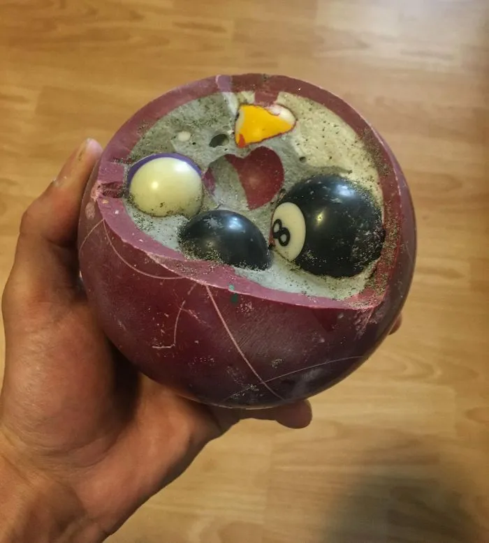 Bola de bochas con bolas de billar dentro