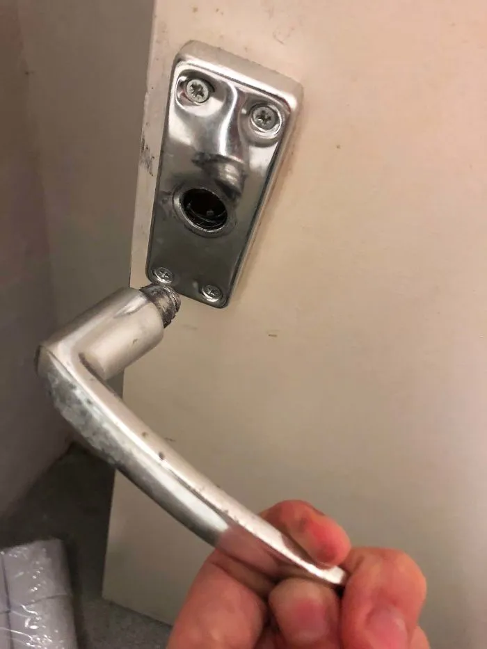 Me quedé con el picaporte en la mano y este me miró asombrado