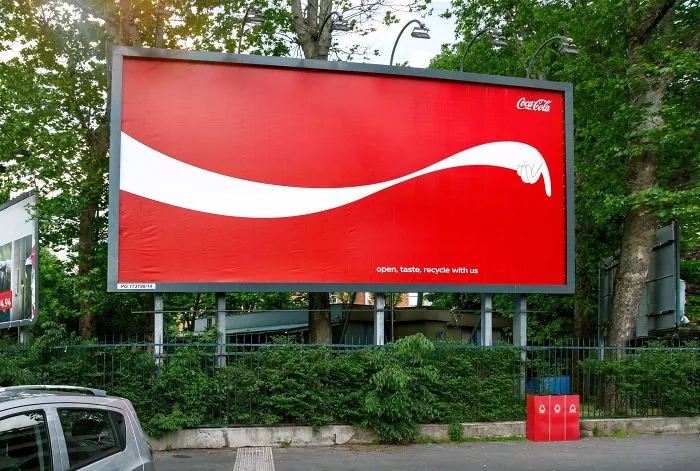 Vallas de Coca Cola que te señalan dónde está la papelera de reciclaje más cercana