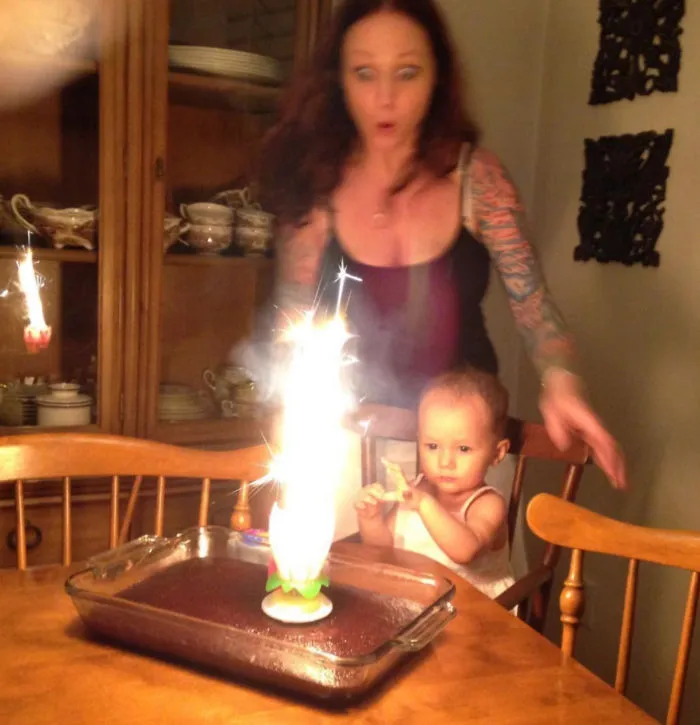 El primer aniversario de mi bebé. No teníamos ni idea de que había una bengala en el pastel