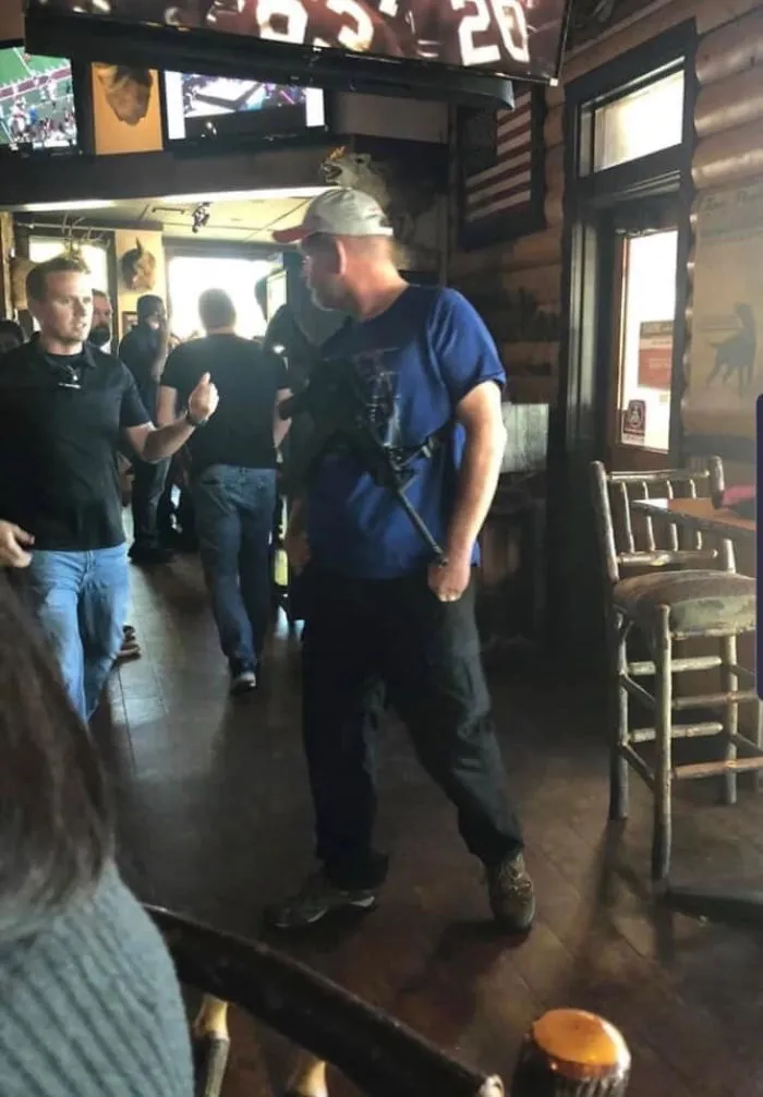 Bienvenido a Oklahoma, donde es normal llevar tu AR15 a un restaurante