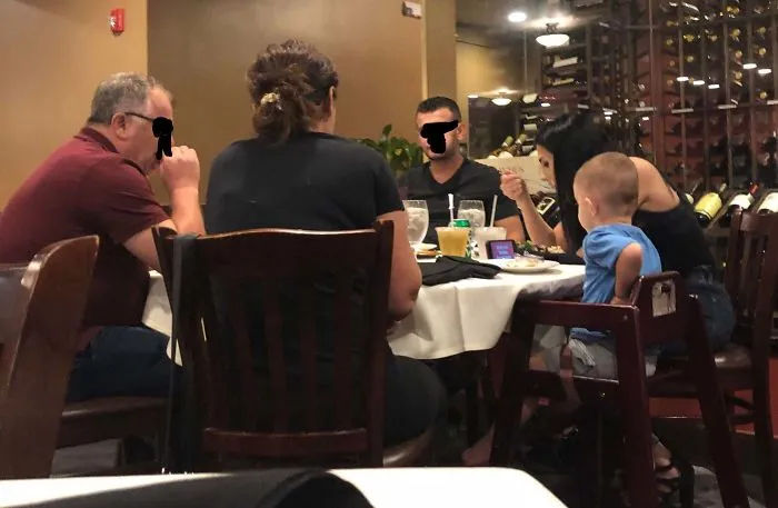 Lindo restaurante. Este niño está mirando dibujos animados con el volumen en 100