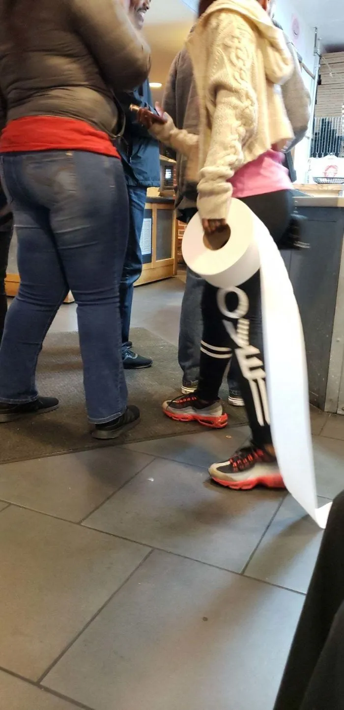 Estaba esperando mi pedido en Pizza Hut cuando una chica salió del baño con un rollo de papel higiénico. Está de más decir que se fue de ahí con el rollo