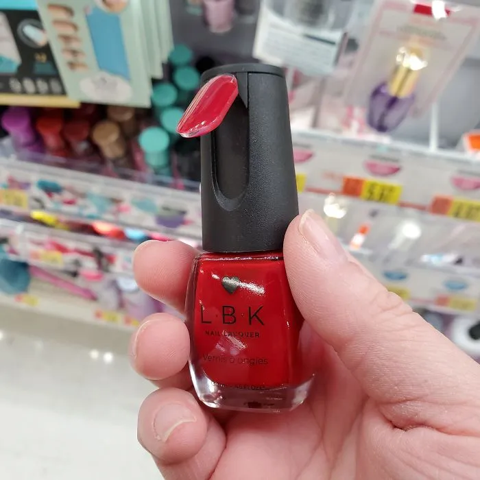 Este esmalte de uñas viene con una muestra de color para que puedas ver cómo te quedaría