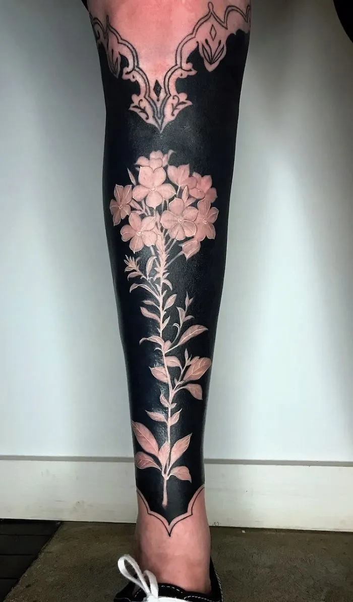 Esta tatuadora llevó a otro nivel la tendencia de los tatuajes negros incluyendo flores renacentistas