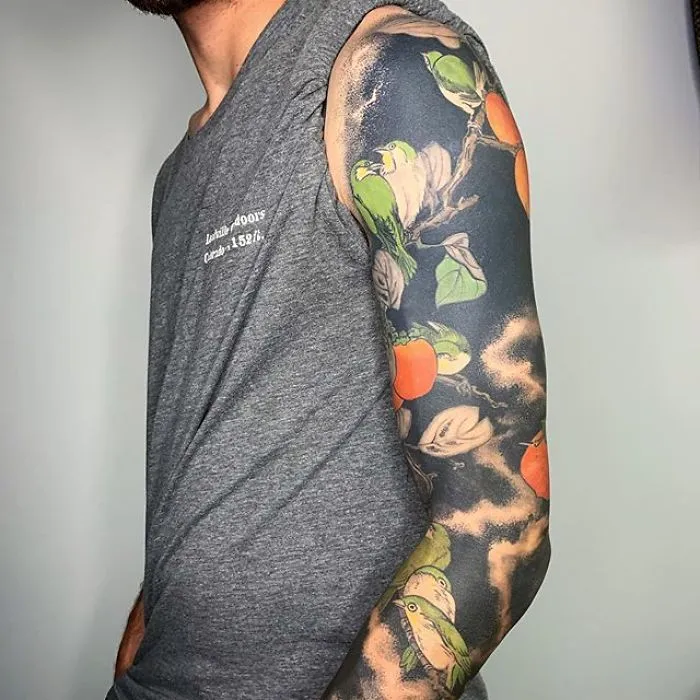 Esta tatuadora llevó a otro nivel la tendencia de los tatuajes negros incluyendo flores renacentistas