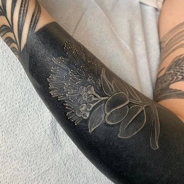 Esta tatuadora llevó a otro nivel la tendencia de los tatuajes negros incluyendo flores renacentistas
