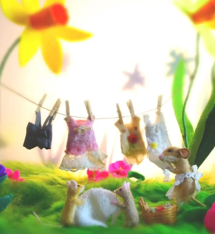 My Teenage Daughter Built Me A Theatre Box So I Could Create Dreamy 3D Scenes With My Needle-Felted Animals (40 Pics)