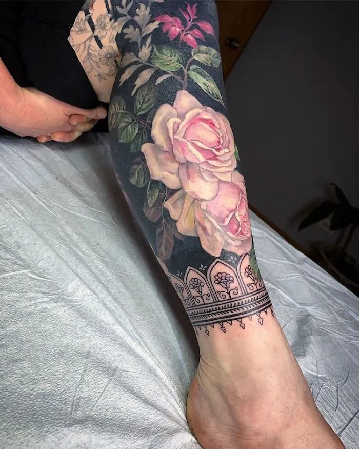 Esta tatuadora llevó a otro nivel la tendencia de los tatuajes negros incluyendo flores renacentistas