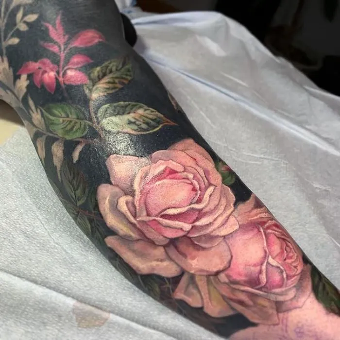 Esta tatuadora llevó a otro nivel la tendencia de los tatuajes negros incluyendo flores renacentistas