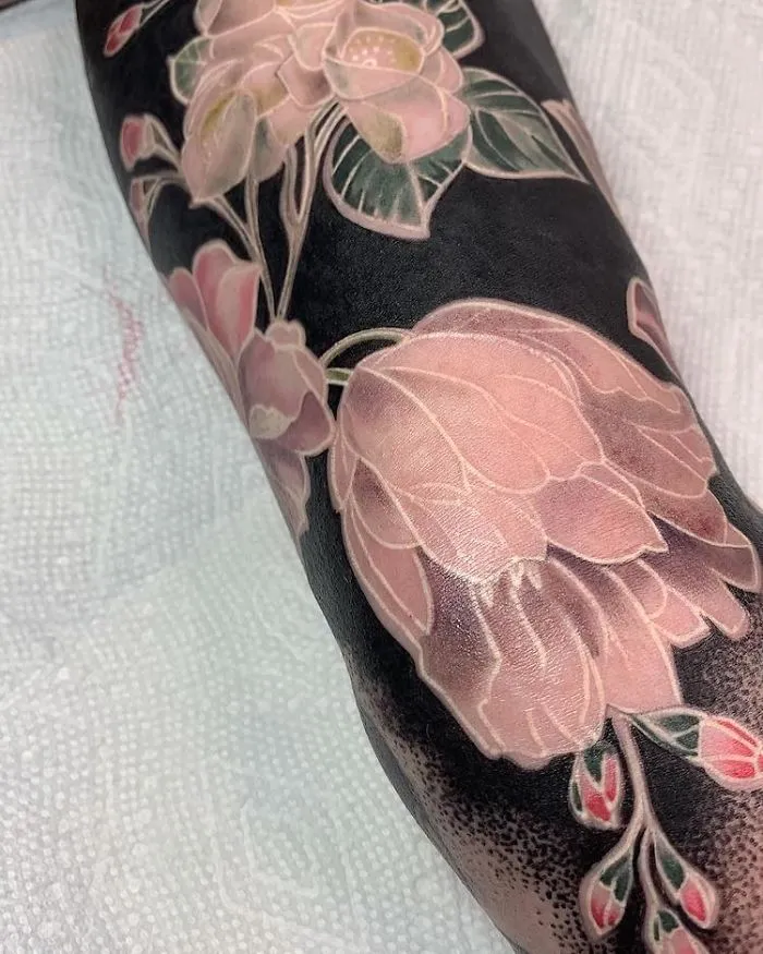 Esta tatuadora llevó a otro nivel la tendencia de los tatuajes negros incluyendo flores renacentistas
