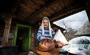 I Photographed Transylvanian Elders Who Preserve Centuries-Old Traditions And Habits (26 Pics)