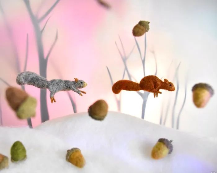 My Teenage Daughter Built Me A Theatre Box So I Could Create Dreamy 3D Scenes With My Needle-Felted Animals (40 Pics)