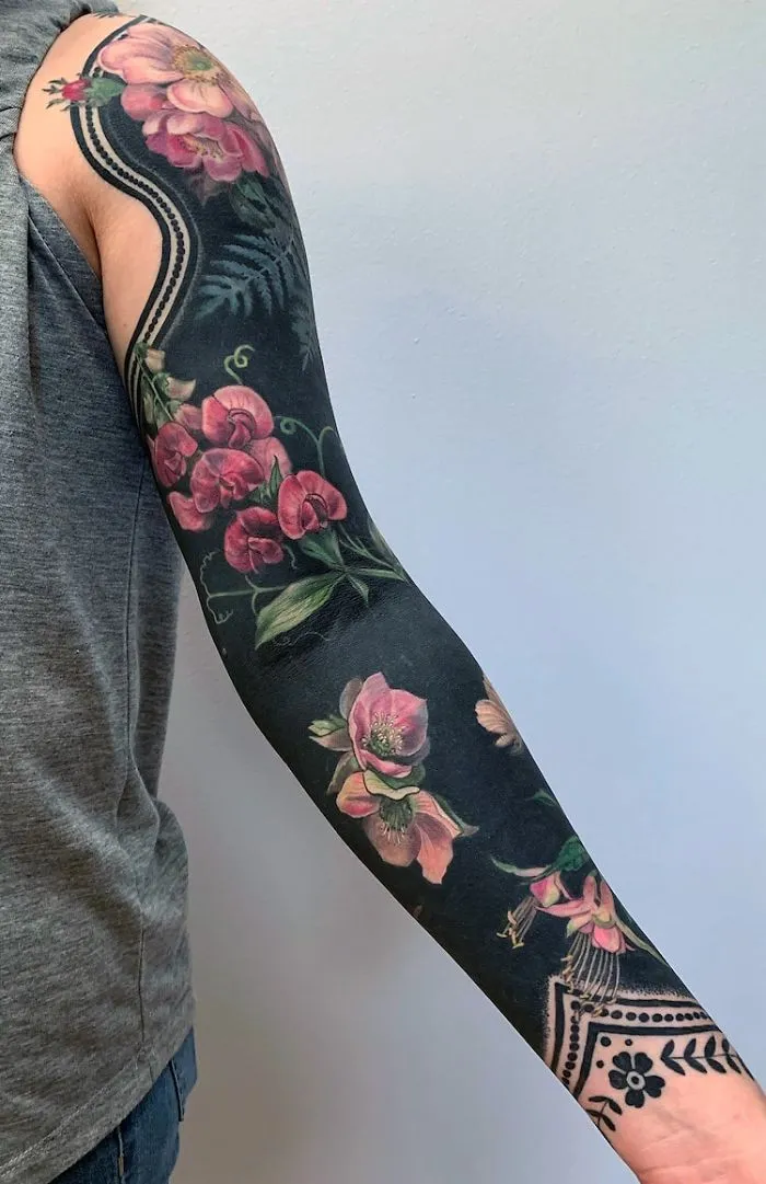 Esta tatuadora llevó a otro nivel la tendencia de los tatuajes negros incluyendo flores renacentistas