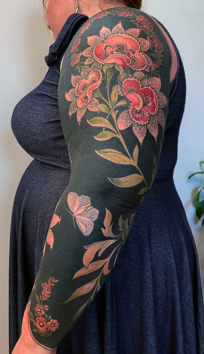 Esta tatuadora llevó a otro nivel la tendencia de los tatuajes negros incluyendo flores renacentistas