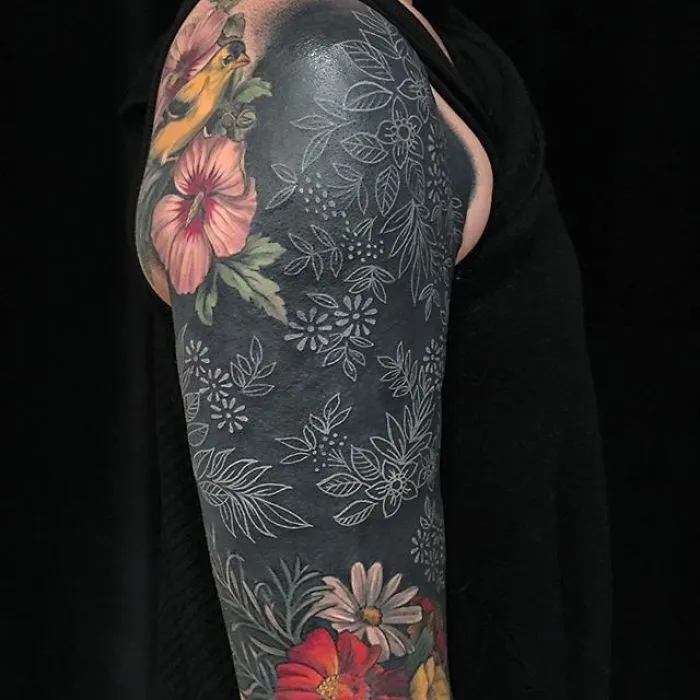 Esta tatuadora llevó a otro nivel la tendencia de los tatuajes negros incluyendo flores renacentistas