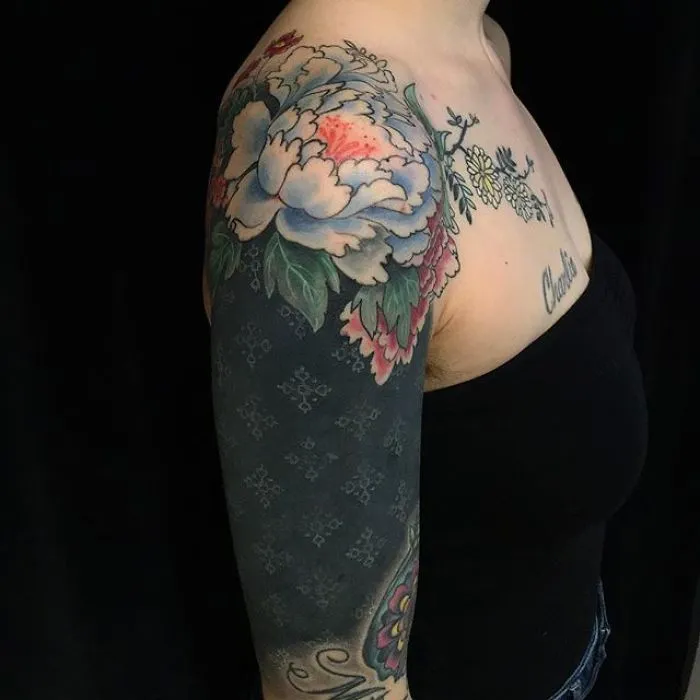 Esta tatuadora llevó a otro nivel la tendencia de los tatuajes negros incluyendo flores renacentistas