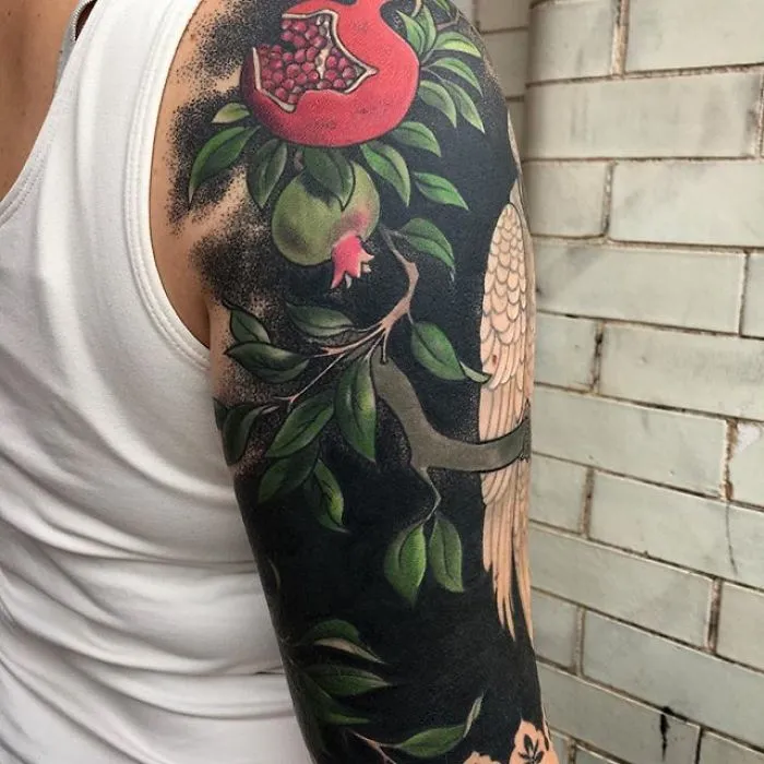 Esta tatuadora llevó a otro nivel la tendencia de los tatuajes negros incluyendo flores renacentistas