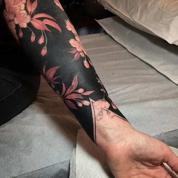 Esta tatuadora llevó a otro nivel la tendencia de los tatuajes negros incluyendo flores renacentistas