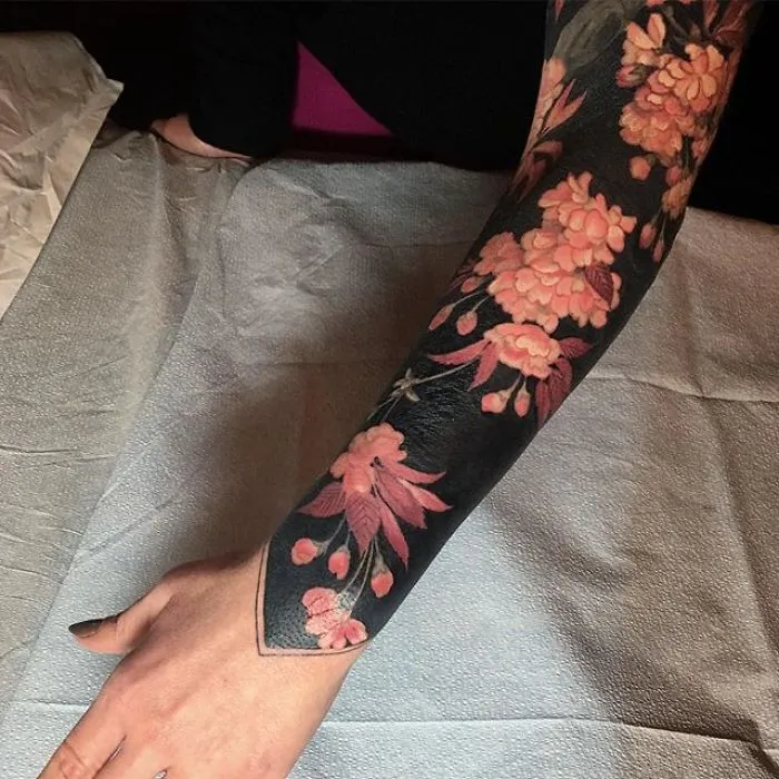 Esta tatuadora llevó a otro nivel la tendencia de los tatuajes negros incluyendo flores renacentistas