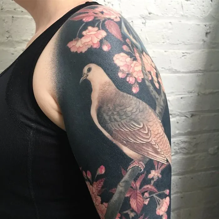 Esta tatuadora llevó a otro nivel la tendencia de los tatuajes negros incluyendo flores renacentistas