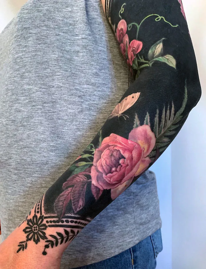 Esta tatuadora llevó a otro nivel la tendencia de los tatuajes negros incluyendo flores renacentistas