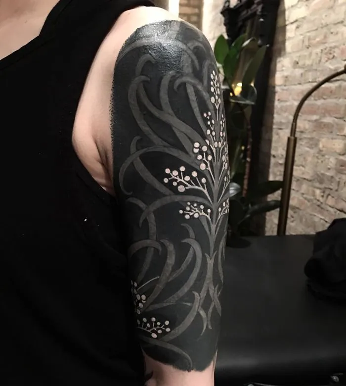 Esta tatuadora llevó a otro nivel la tendencia de los tatuajes negros incluyendo flores renacentistas
