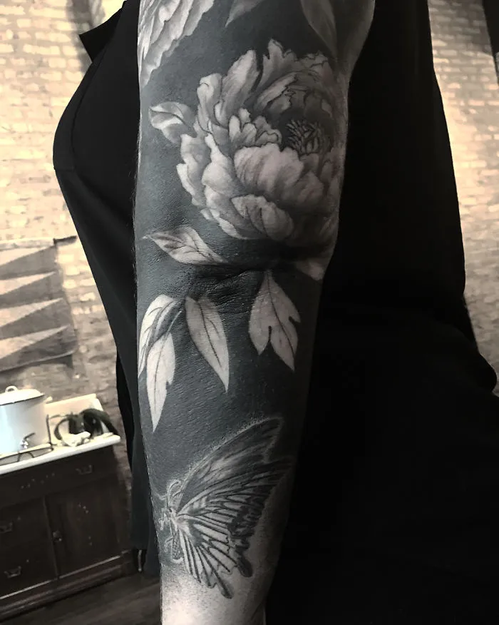 Esta tatuadora llevó a otro nivel la tendencia de los tatuajes negros incluyendo flores renacentistas