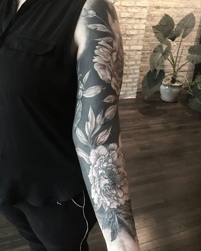 Esta tatuadora llevó a otro nivel la tendencia de los tatuajes negros incluyendo flores renacentistas