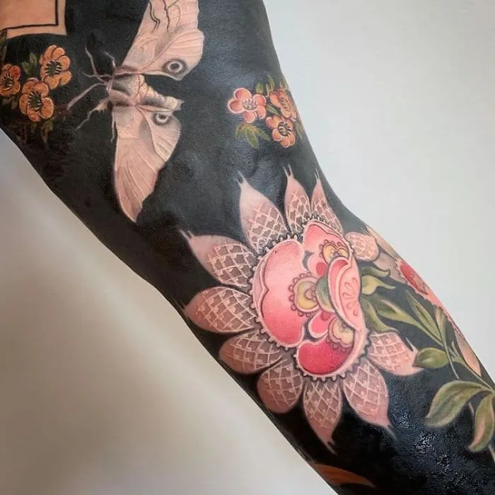 Esta tatuadora llevó a otro nivel la tendencia de los tatuajes negros incluyendo flores renacentistas