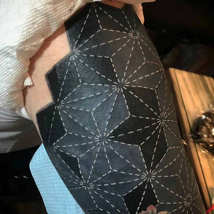 Esta tatuadora llevó a otro nivel la tendencia de los tatuajes negros incluyendo flores renacentistas