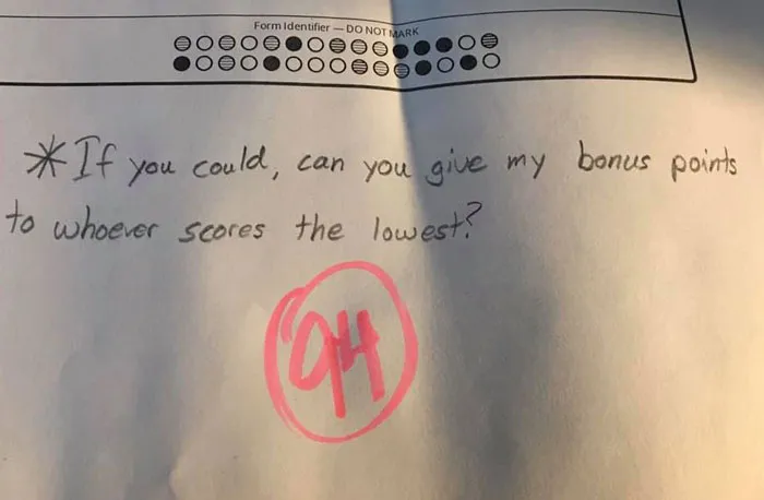 Este profesor quedó sorprendido cuando un estudiante sobresaliente pidió que le diera sus 5 puntos extra al compañero con peor nota del examen