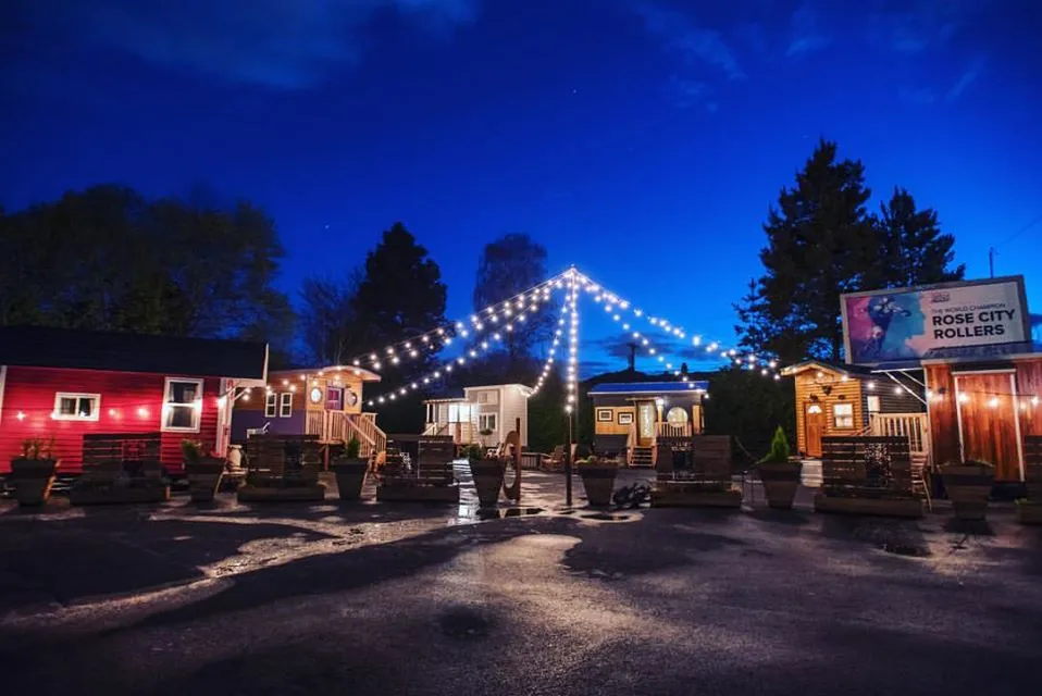 A Tiny House Hotel For The People Who Can Try Out The Tiny House Lifestyle / Romantic Tiny House.