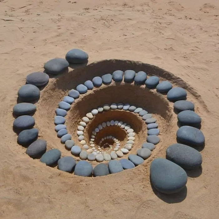 Este artista coloca piedras en la playa en impresionantes patrones, y le resulta terapéutico (30 fotos)