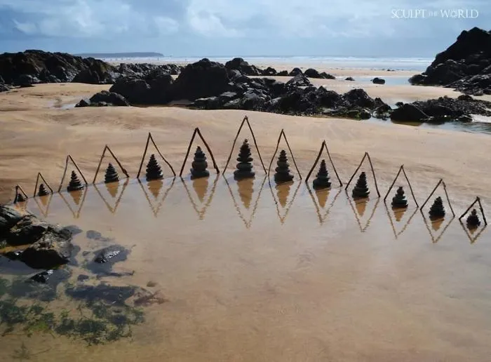 Este artista coloca piedras en la playa en impresionantes patrones, y le resulta terapéutico (30 fotos)