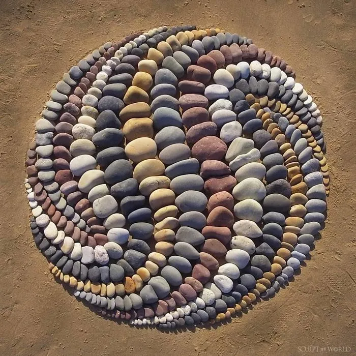 Este artista coloca piedras en la playa en impresionantes patrones, y le resulta terapéutico (30 fotos)