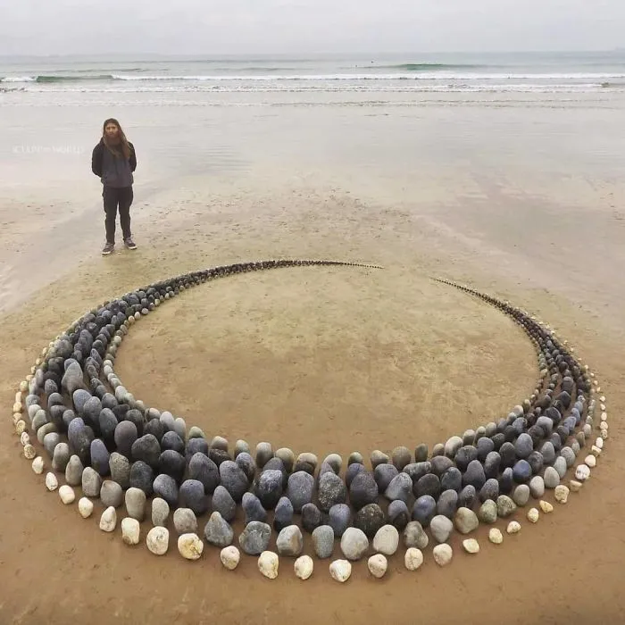 Este artista coloca piedras en la playa en impresionantes patrones, y le resulta terapéutico (30 fotos)