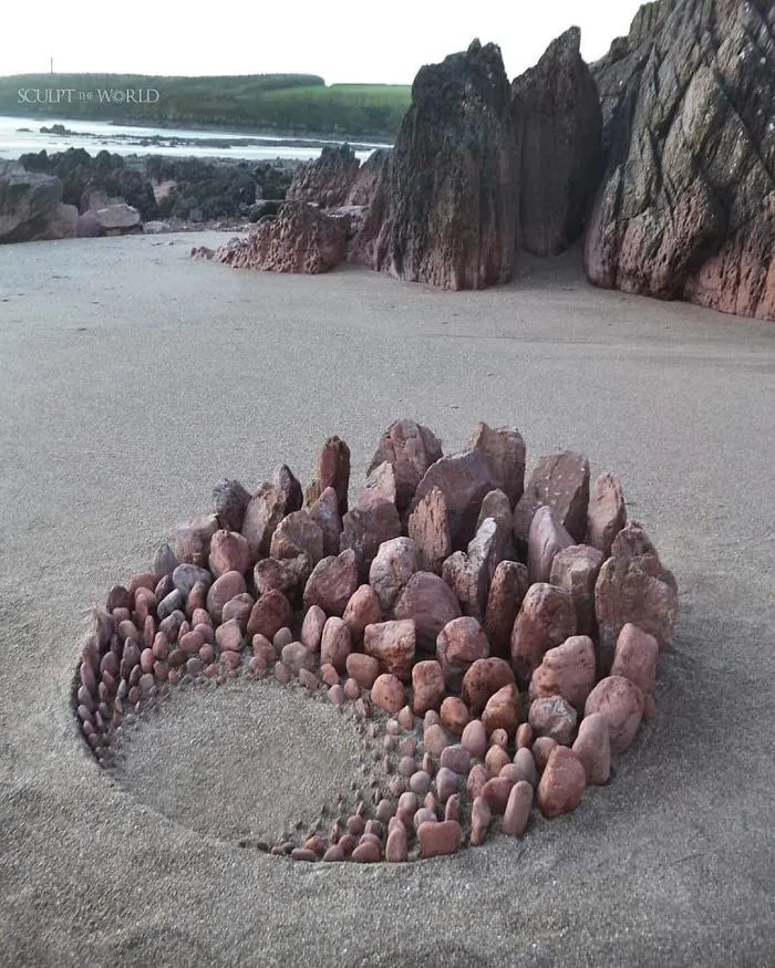 Este artista coloca piedras en la playa en impresionantes patrones, y le resulta terapéutico (30 fotos)