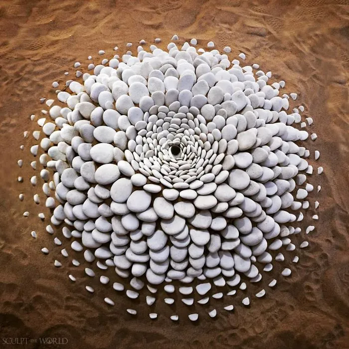 Este artista coloca piedras en la playa en impresionantes patrones, y le resulta terapéutico (30 fotos)