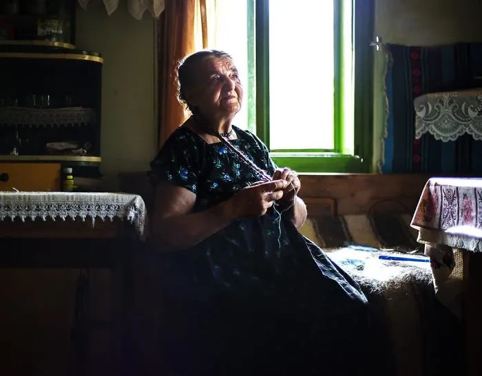 I Photographed Transylvanian Elders Who Preserve Centuries-Old Traditions And Habits (26 Pics)