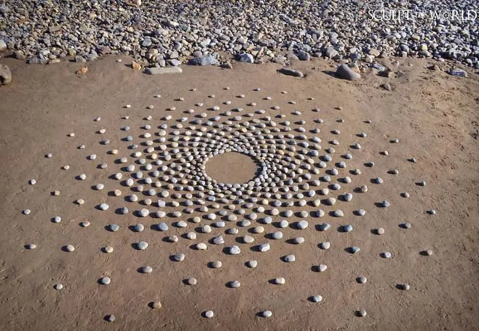 Este artista coloca piedras en la playa en impresionantes patrones, y le resulta terapéutico (30 fotos)