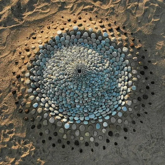Artist Arranges Stones In Stunning Patterns On The Beach, Finds It Very Therapeutic (30 Pics)