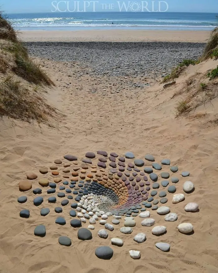 Este artista coloca piedras en la playa en impresionantes patrones, y le resulta terapéutico (30 fotos)