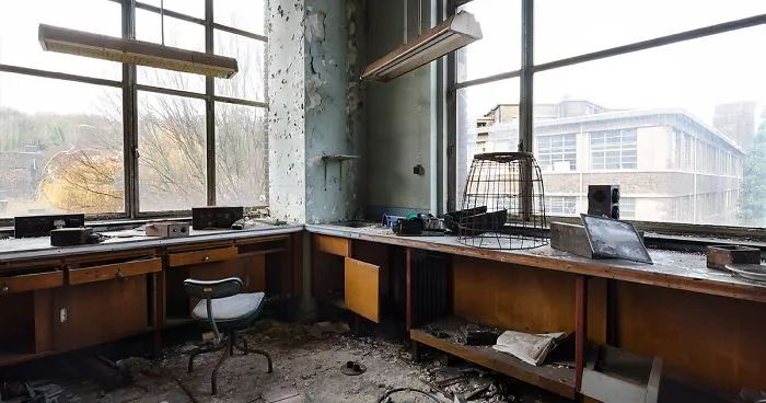 I Explored A University In Belgium That's Been Abandoned Since 2006 (15 Pics)