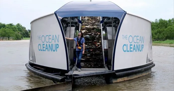 El "genio" que dijo que haría que los mares se limpiaran solos ha creado barcazas movidas por energía solar para limpiar ríos