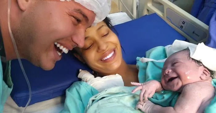 Este padre hablaba a su bebé aún en el útero, y al nacer, reacciona a su voz con una gran sonrisa