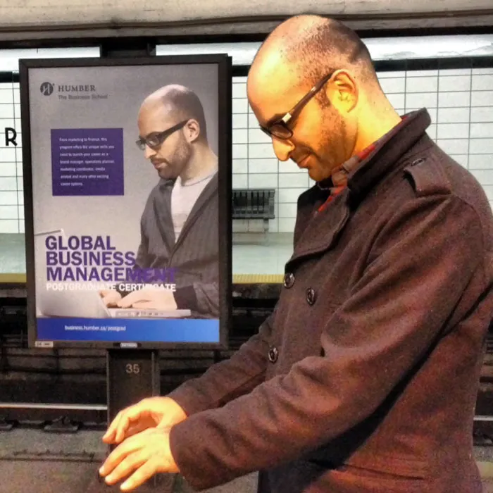 Doble en un anuncio en el metro