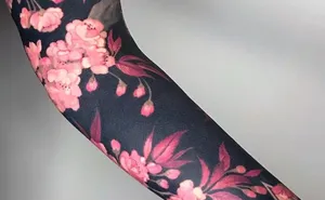 Artist Took The Blackout Tattoo Trend To The Next Level By Tattooing Renaissance-Inspired Blossoms On People's Limbs