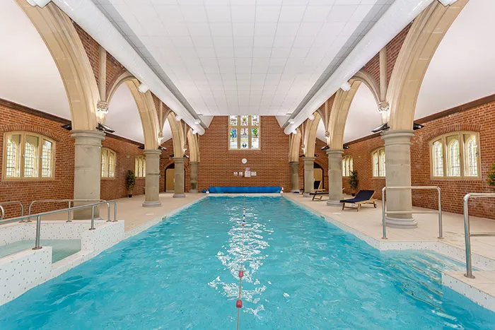 Piscina en una antigua iglesia, en Surrey