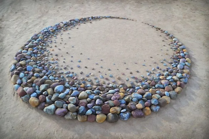 Este artista coloca piedras en la playa en impresionantes patrones, y le resulta terapéutico (30 fotos)